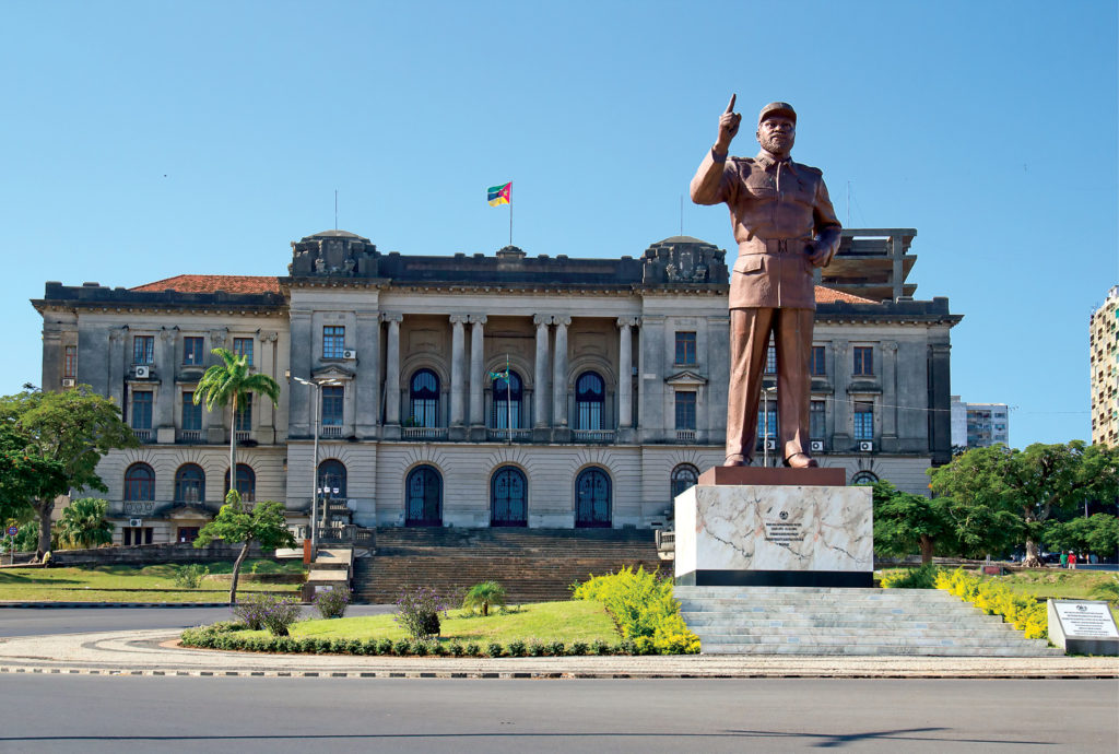 Mozambique: City hall and statue of Michel Samora in Maputo